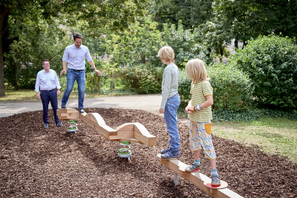 Vizebürgermeister Christoph Wiederkehr, Stadtrat Jürgen Czernohorszky und das Brüderpaar Lorin (9 Jahre) und Reto (11 Jahre) testen den neuen Balancierpark im 17. Bezirk