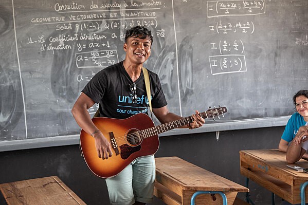 Gitarrespielen in der Schule UNICEF