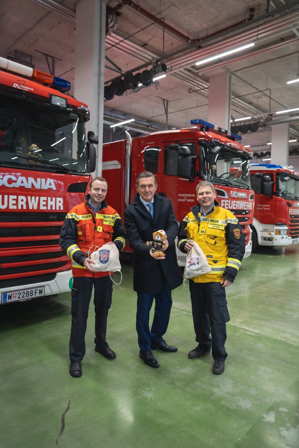 Stadtrat Peter Hanke beim- Fototermin mit dem Feuerwehrbären