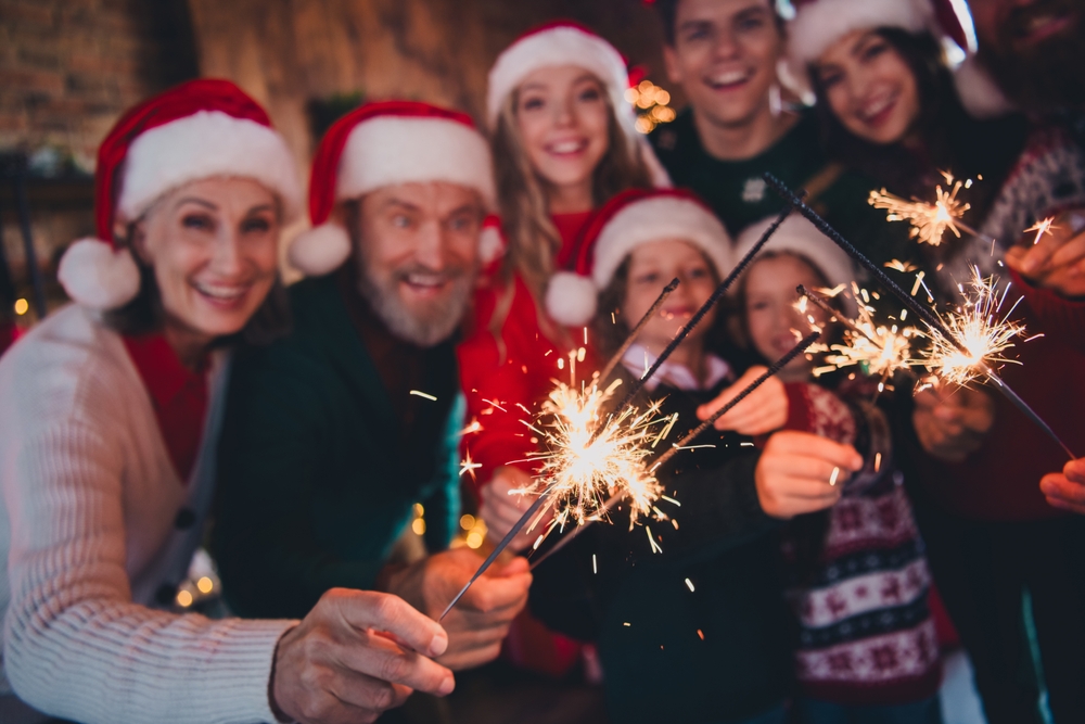 Cropped,Photo,Of,Big,Full,Family,Enjoyment,Sparklers,Celebrate,Christmas