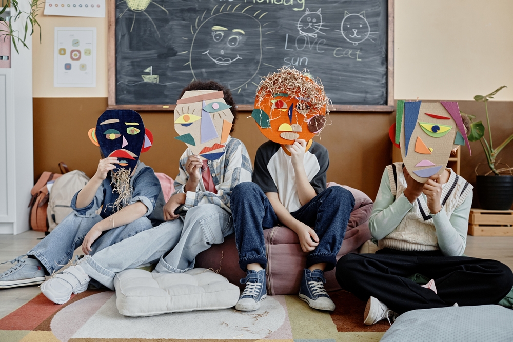 Group,Of,Unrecognizable,Primary,Schoolers,Sitting,Together,In,Bean,Bag